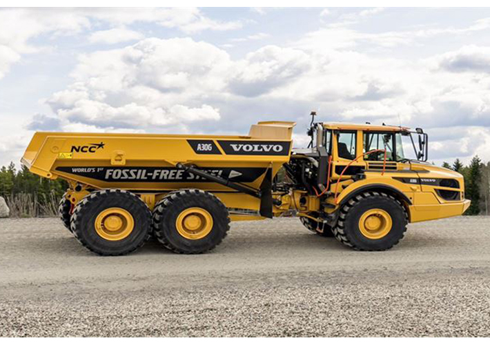 Foto Volvo CE first in the world to deliver construction machine built using fossil-free steel to customer.